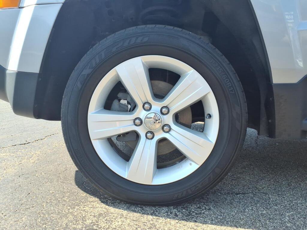 Used 2015 Jeep Patriot Latitude AWD/4WD image 7