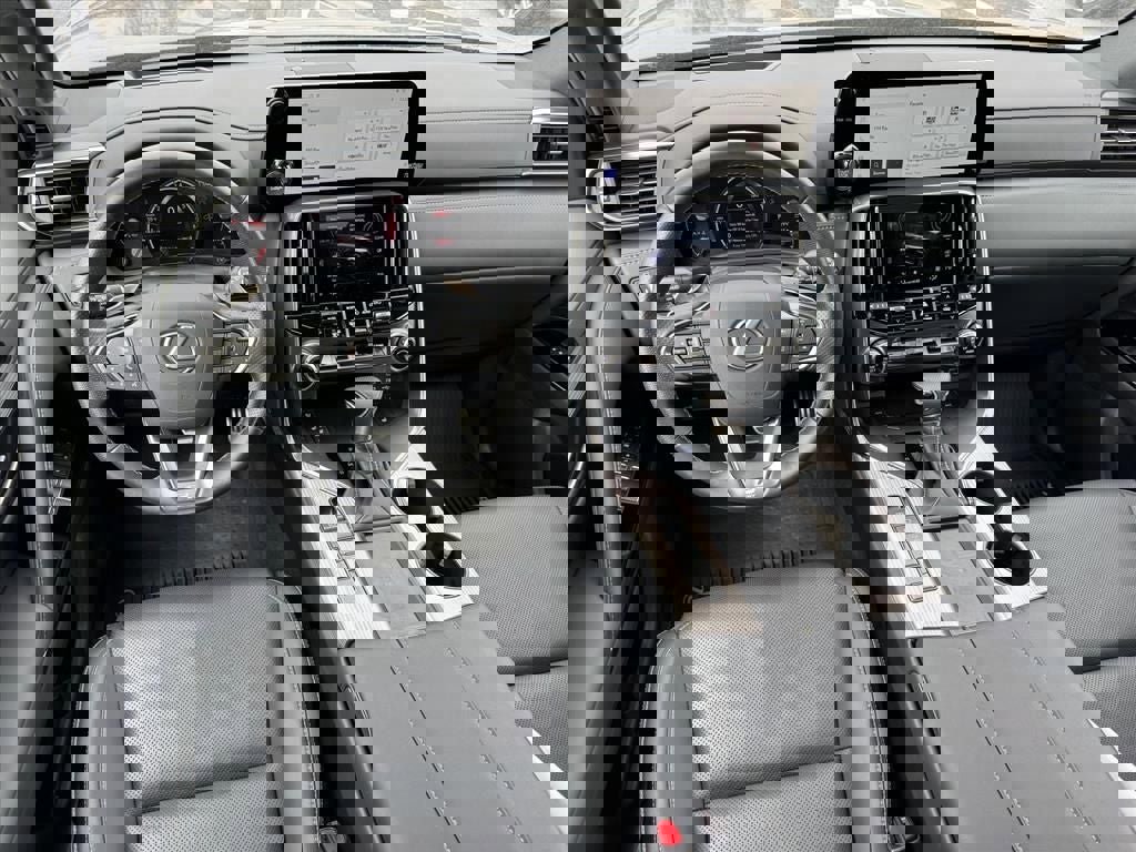 Used 2024 Lexus LX 600 F Sport image 11