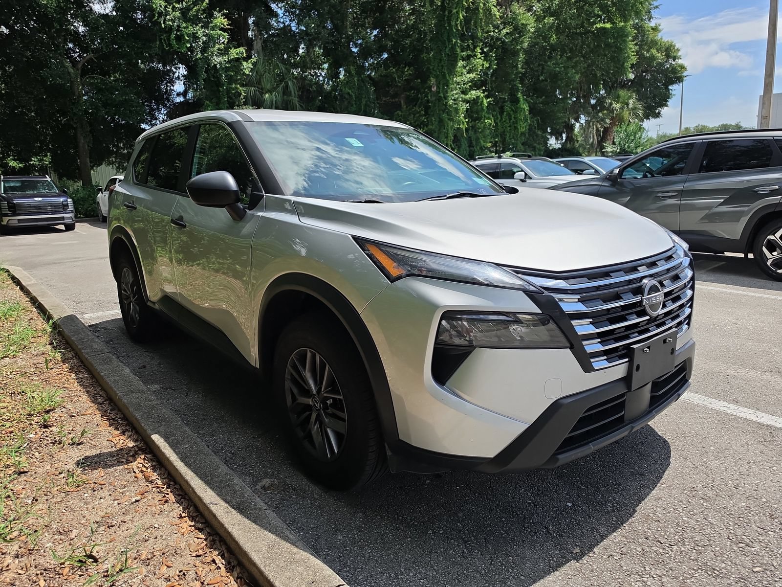 Used 2024 Nissan Rogue S AWD/4WD image 1