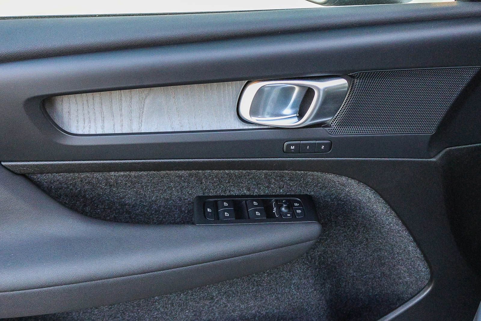 Used 2025 Volvo XC40 B5 Core image 32