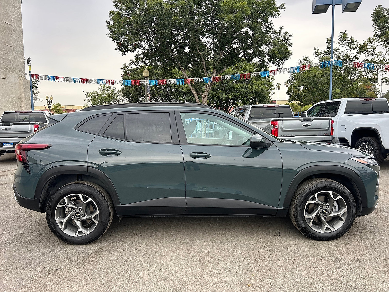 Used 2025 Chevrolet Trax LT FWD image 2