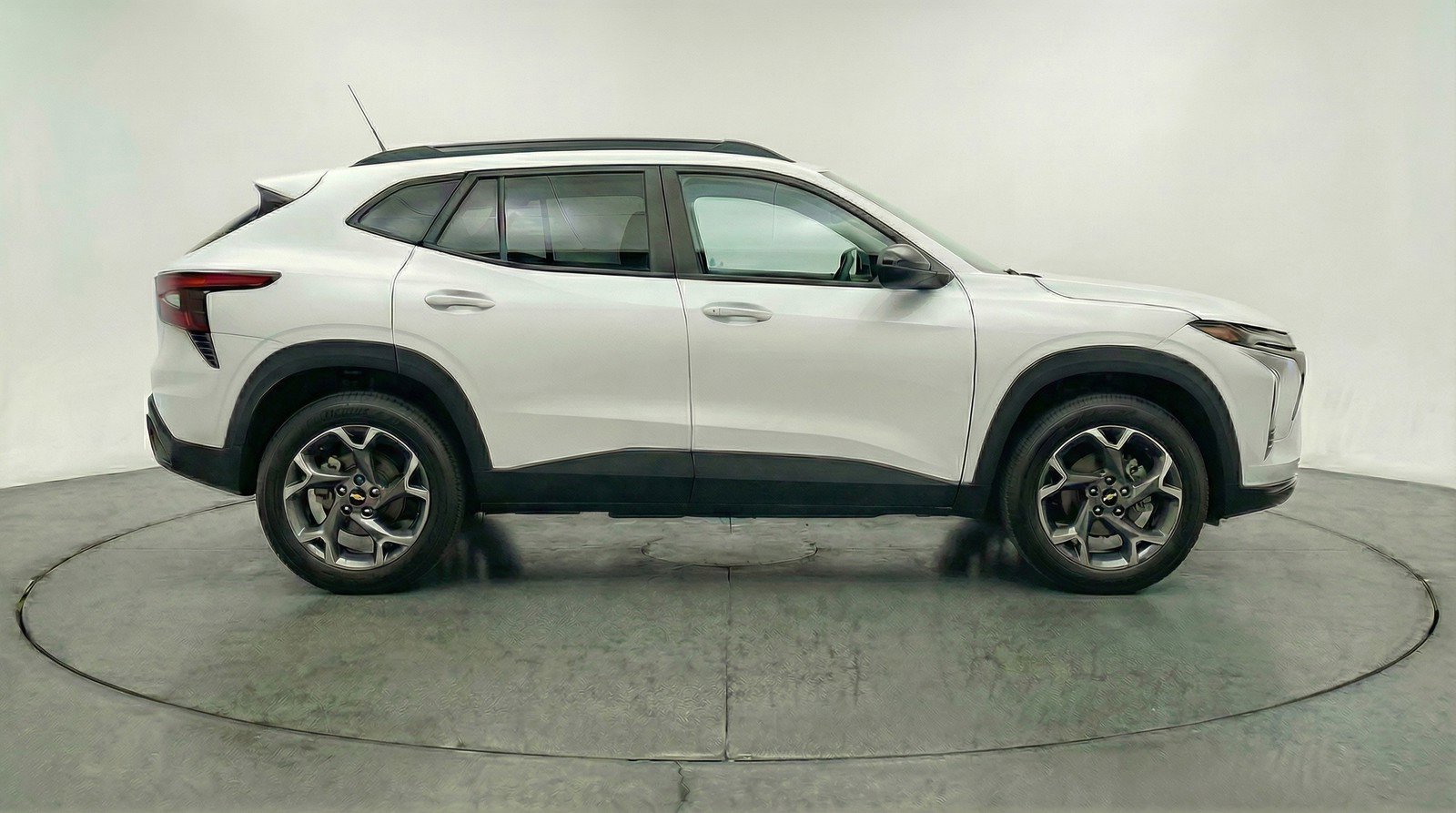 Used 2025 Chevrolet Trax LT image 11