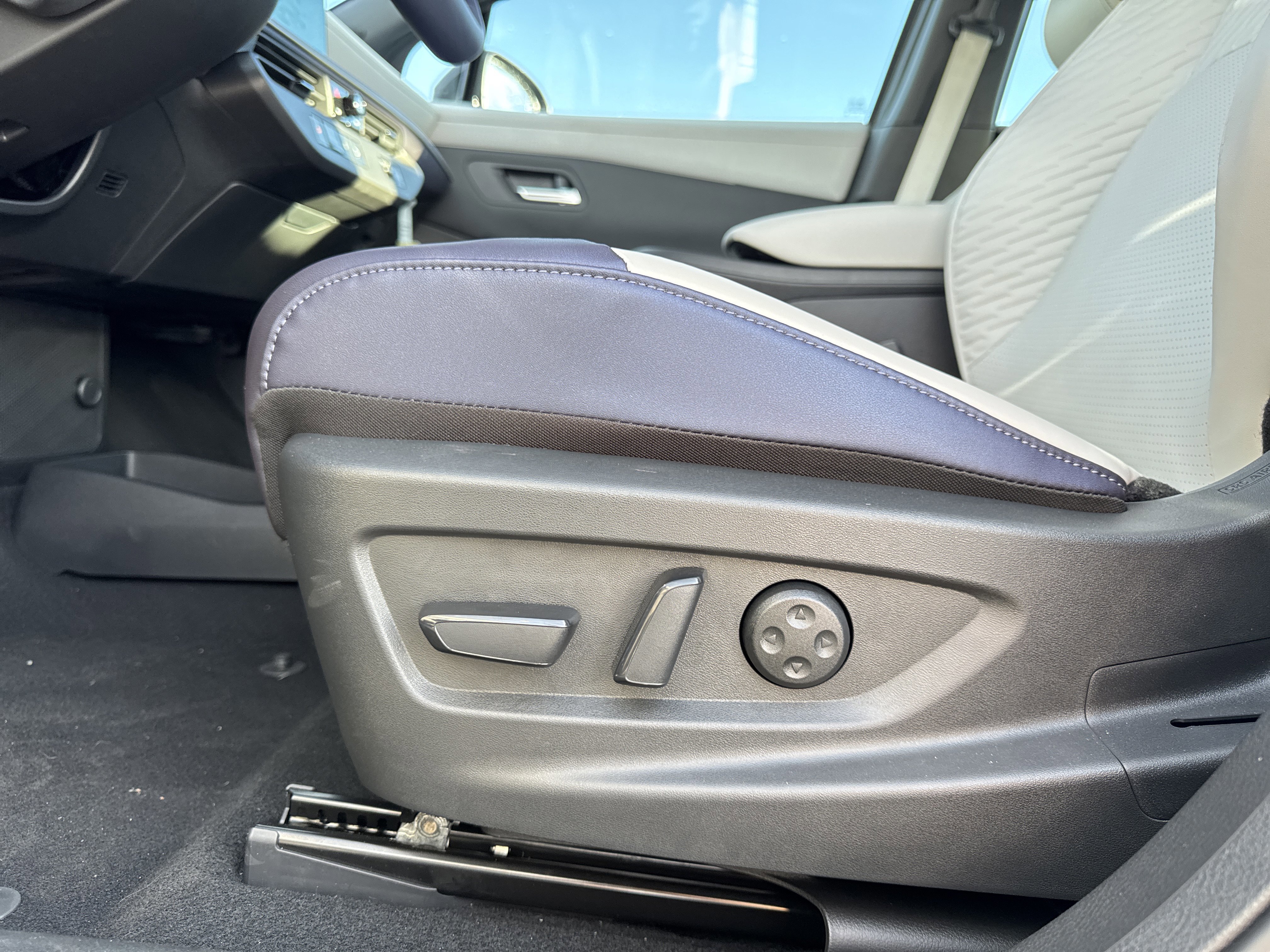 New 2026 Nissan Leaf Platinum+ w/ Cargo Package (Platinum+) image 10