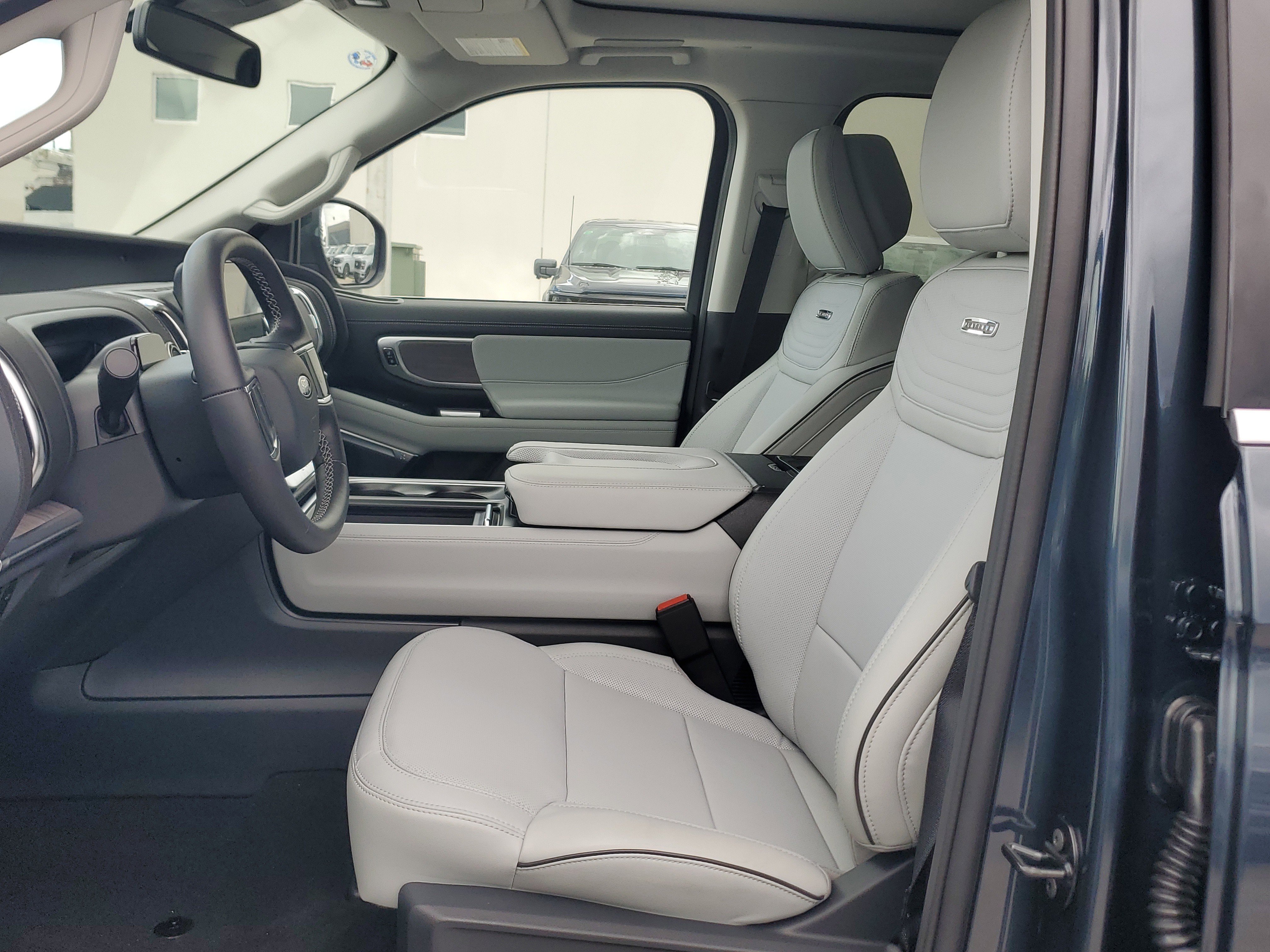 New 2026 Ford Expedition Max Platinum w/ Platinum Ultimate Package AWD/4WD image 9
