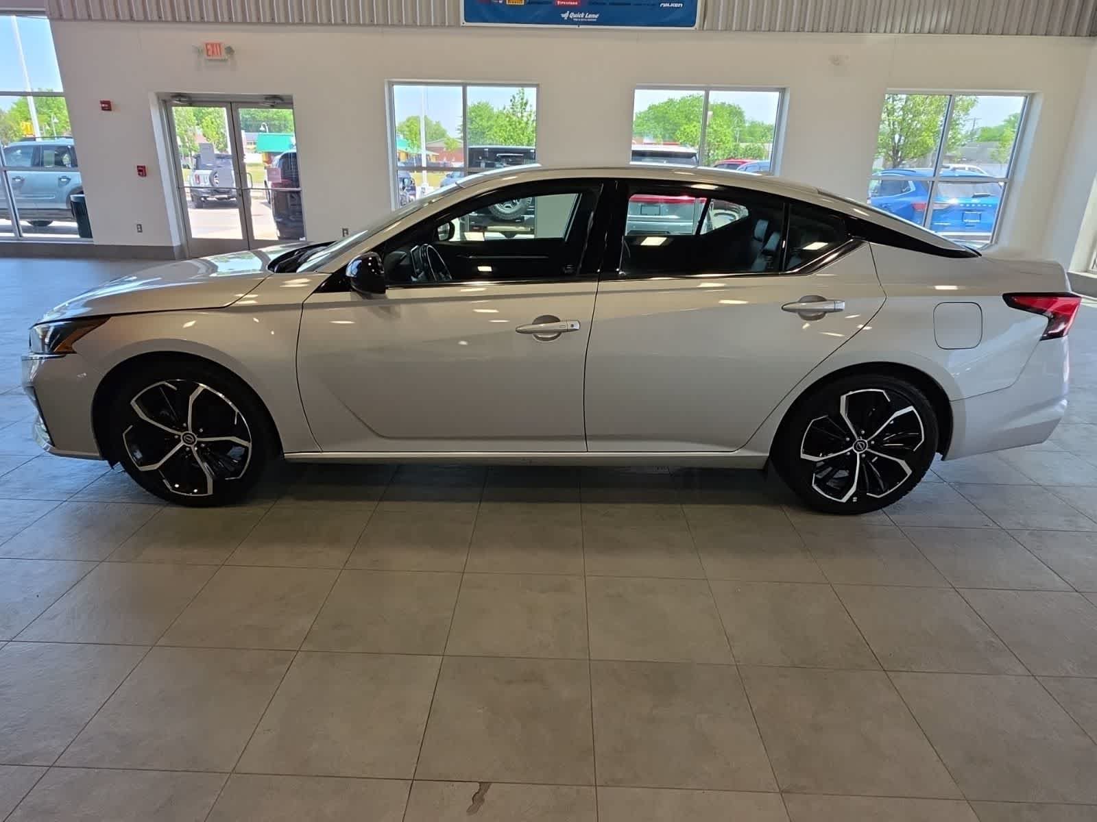 Used 2023 Nissan Altima 2.5 SR FWD image 12