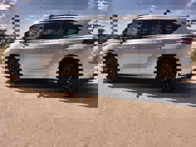 Used 2024 Toyota Highlander XSE FWD image 4