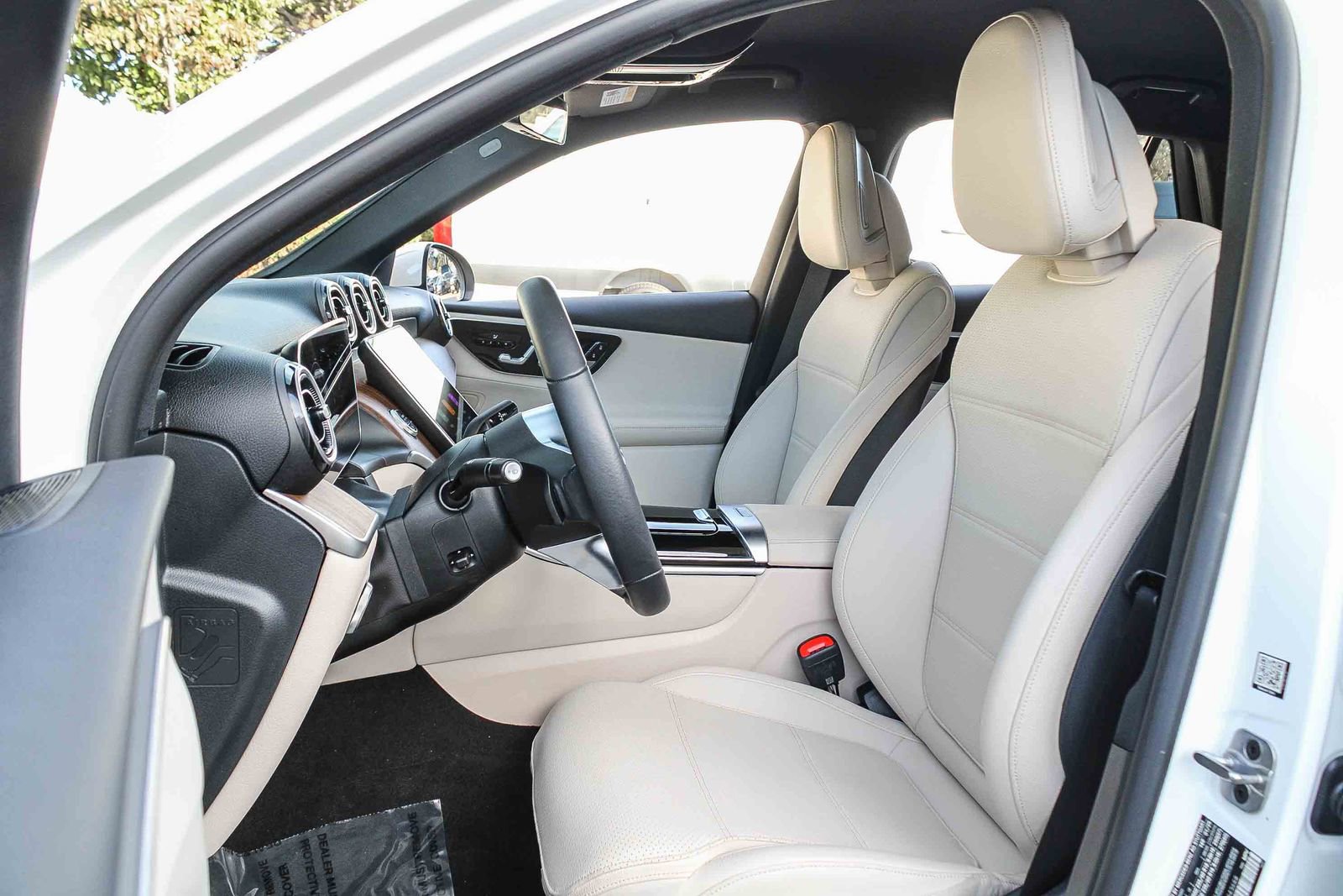 Used 2025 Mercedes-Benz GLC 300 image 17