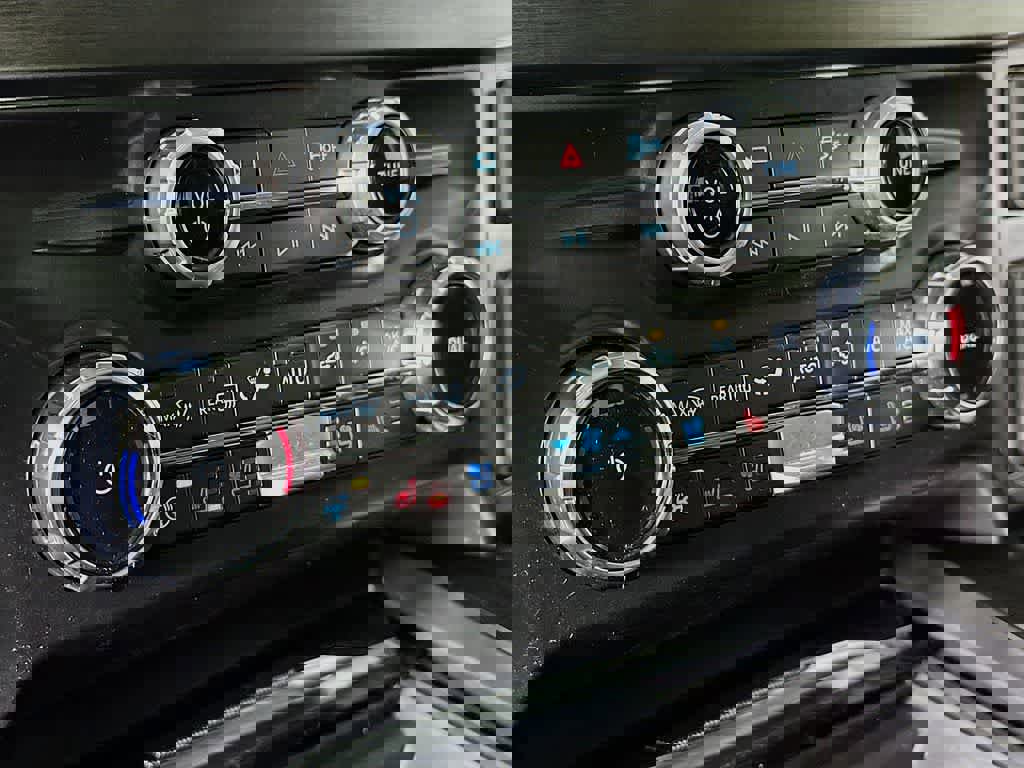 New 2026 Ford F250 Lariat w/ Black Appearance Package image 18