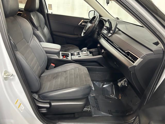 Used 2024 Mitsubishi Outlander AWD image 13