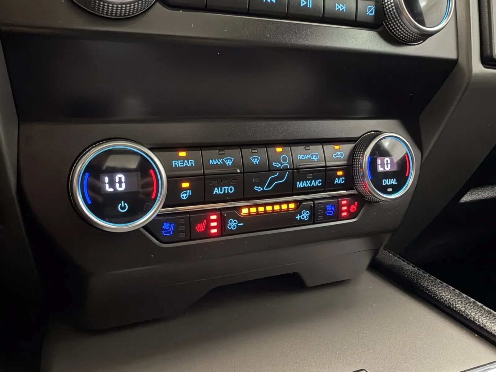 Used 2020 Ford Expedition XLT w/ Equipment Group 202A AWD/4WD image 29
