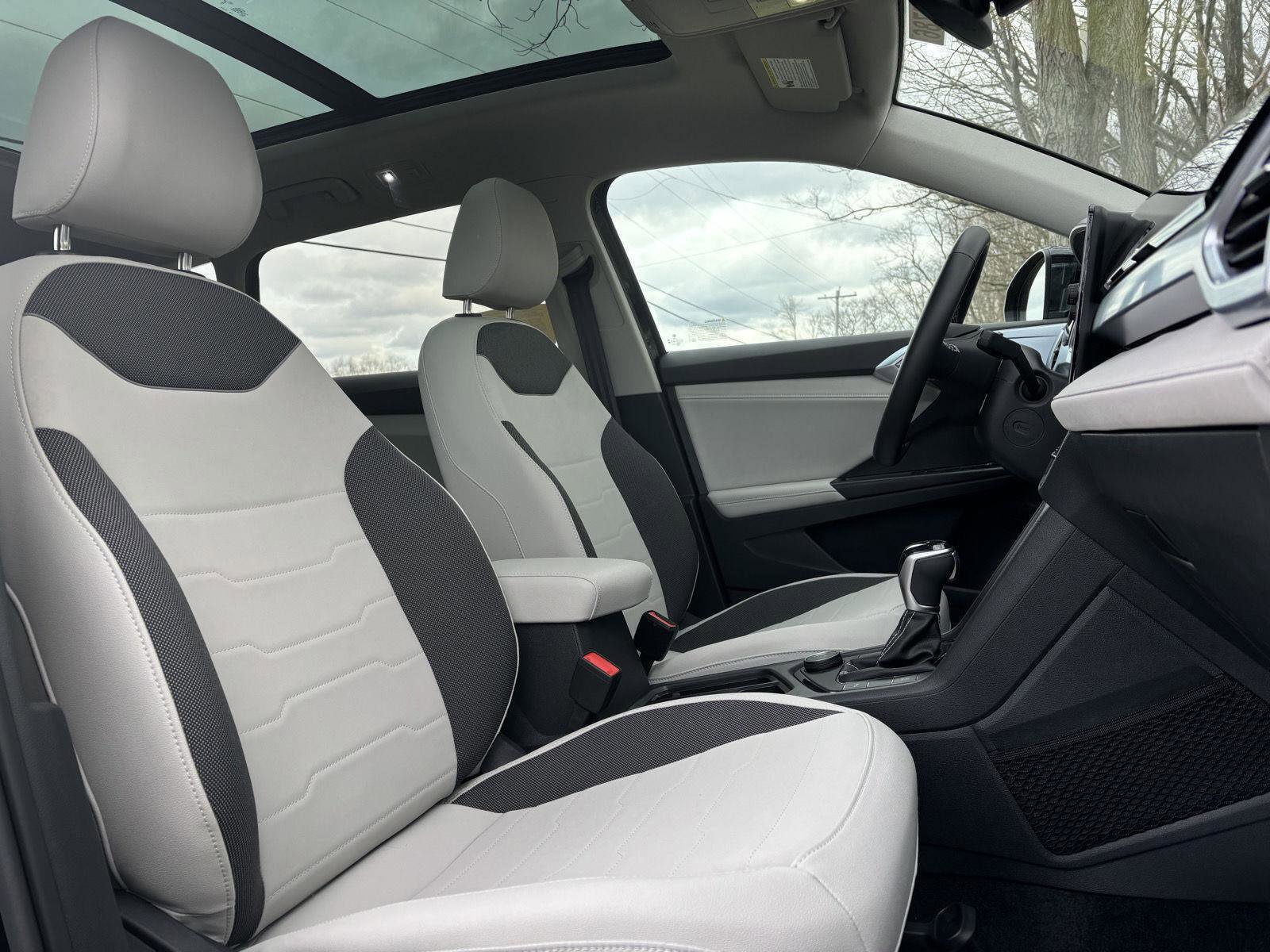 Used 2025 Volkswagen Taos SE w/ Panoramic Sunroof Package image 6