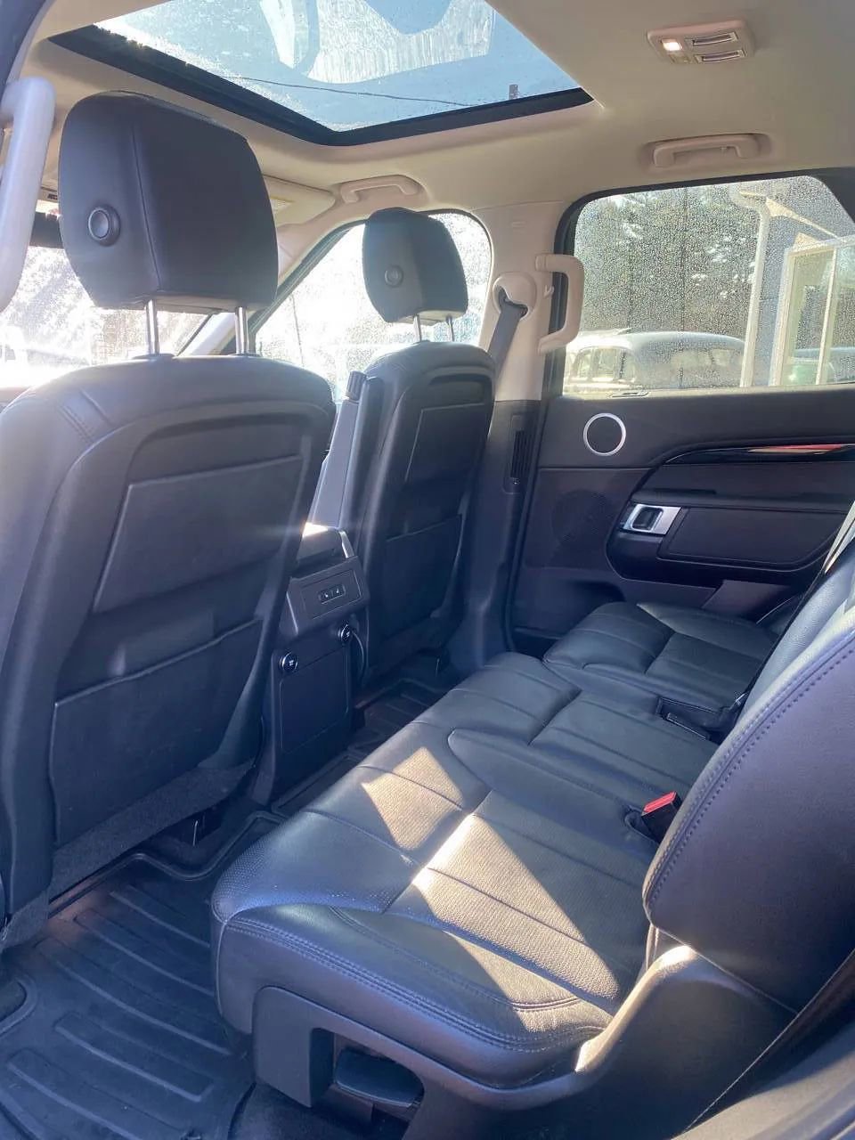 Used 2018 Land Rover Discovery SE image 21