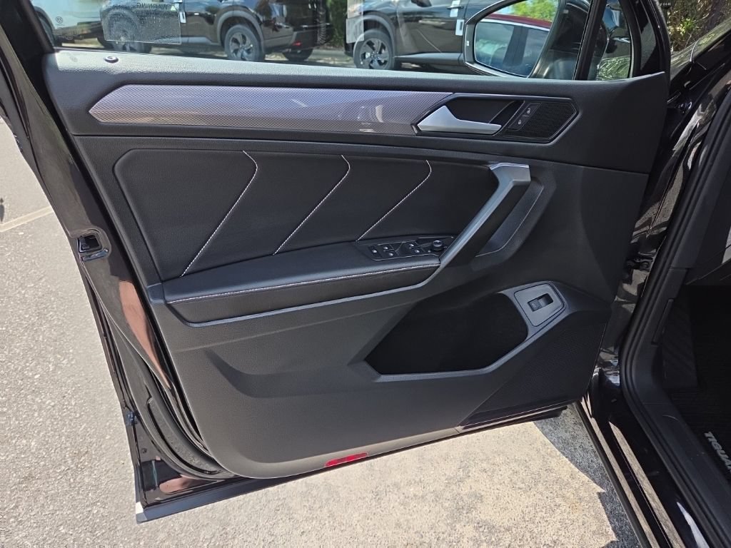 Used 2022 Volkswagen Tiguan SE AWD/4WD image 15