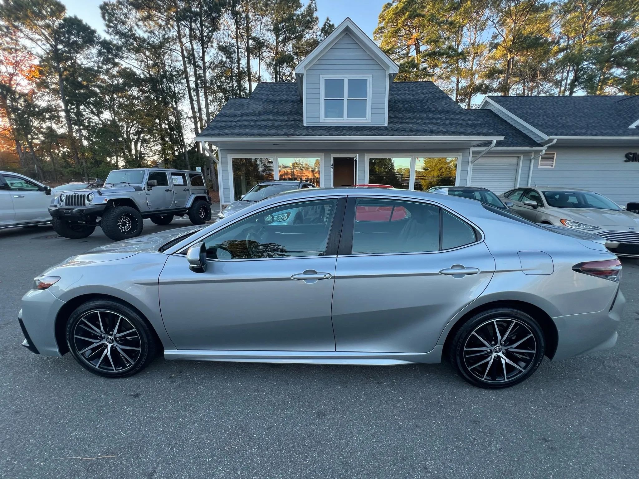 Used 2022 Toyota Camry SE image 2