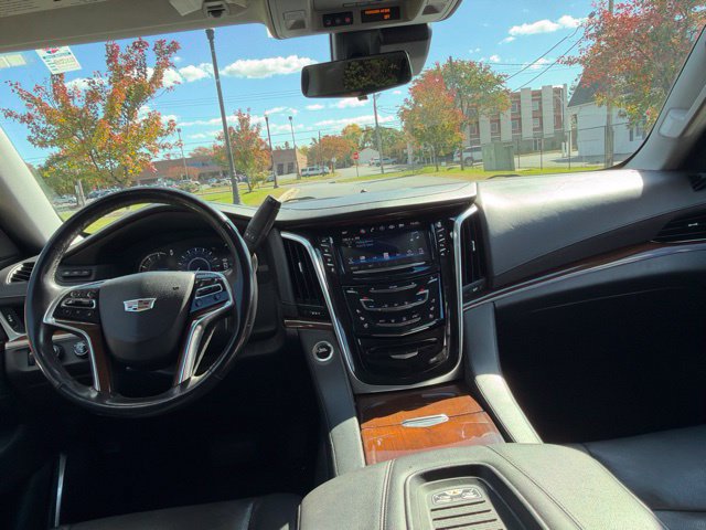 Used 2020 Cadillac Escalade Luxury AWD/4WD image 3