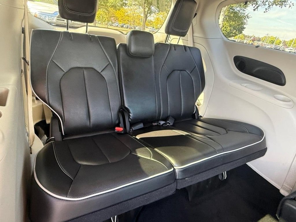 Used 2024 Chrysler Pacifica Limited FWD image 10