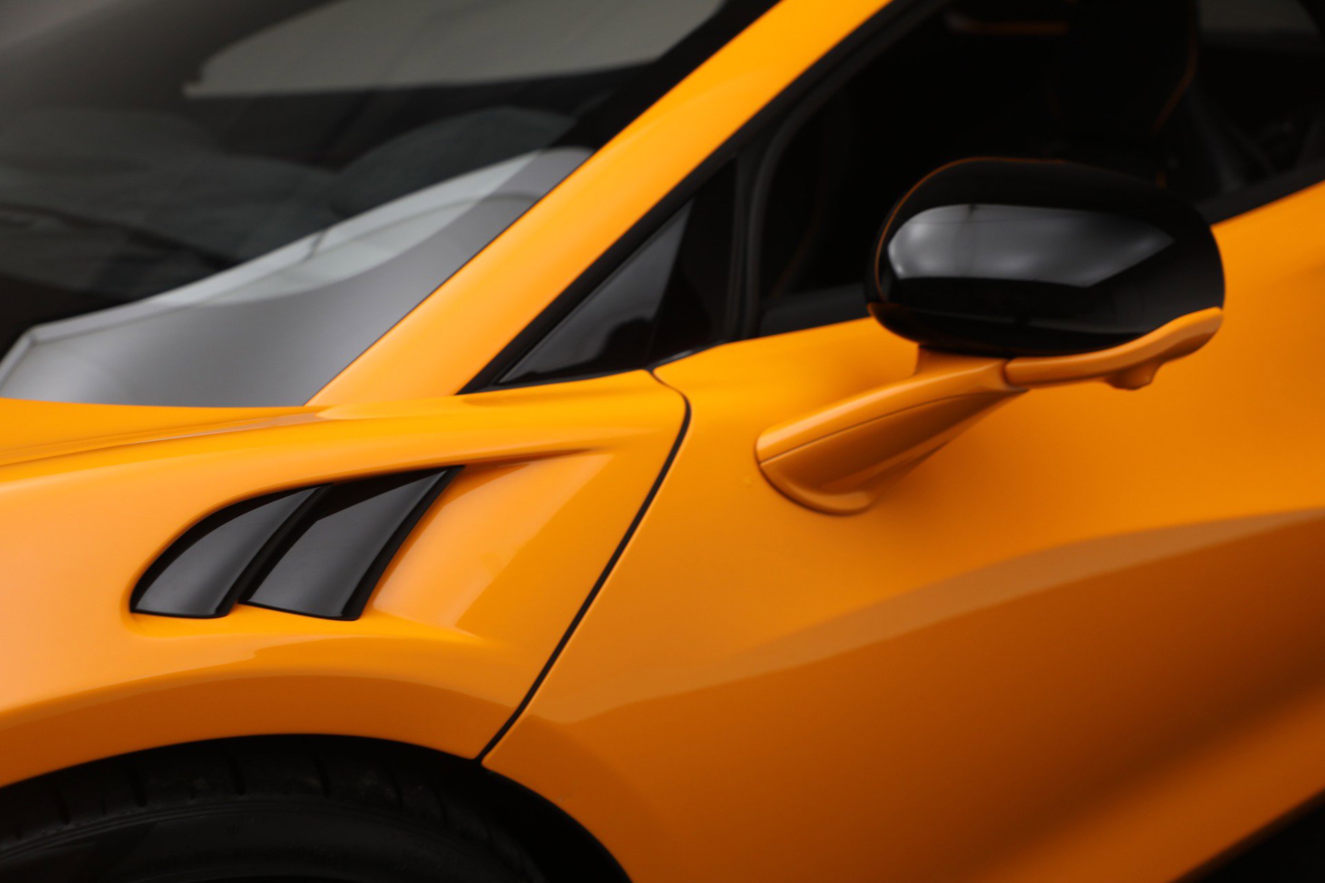 Used 2024 McLaren Artura image 32