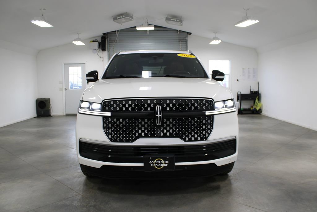Used 2025 Lincoln Navigator Reserve image 3
