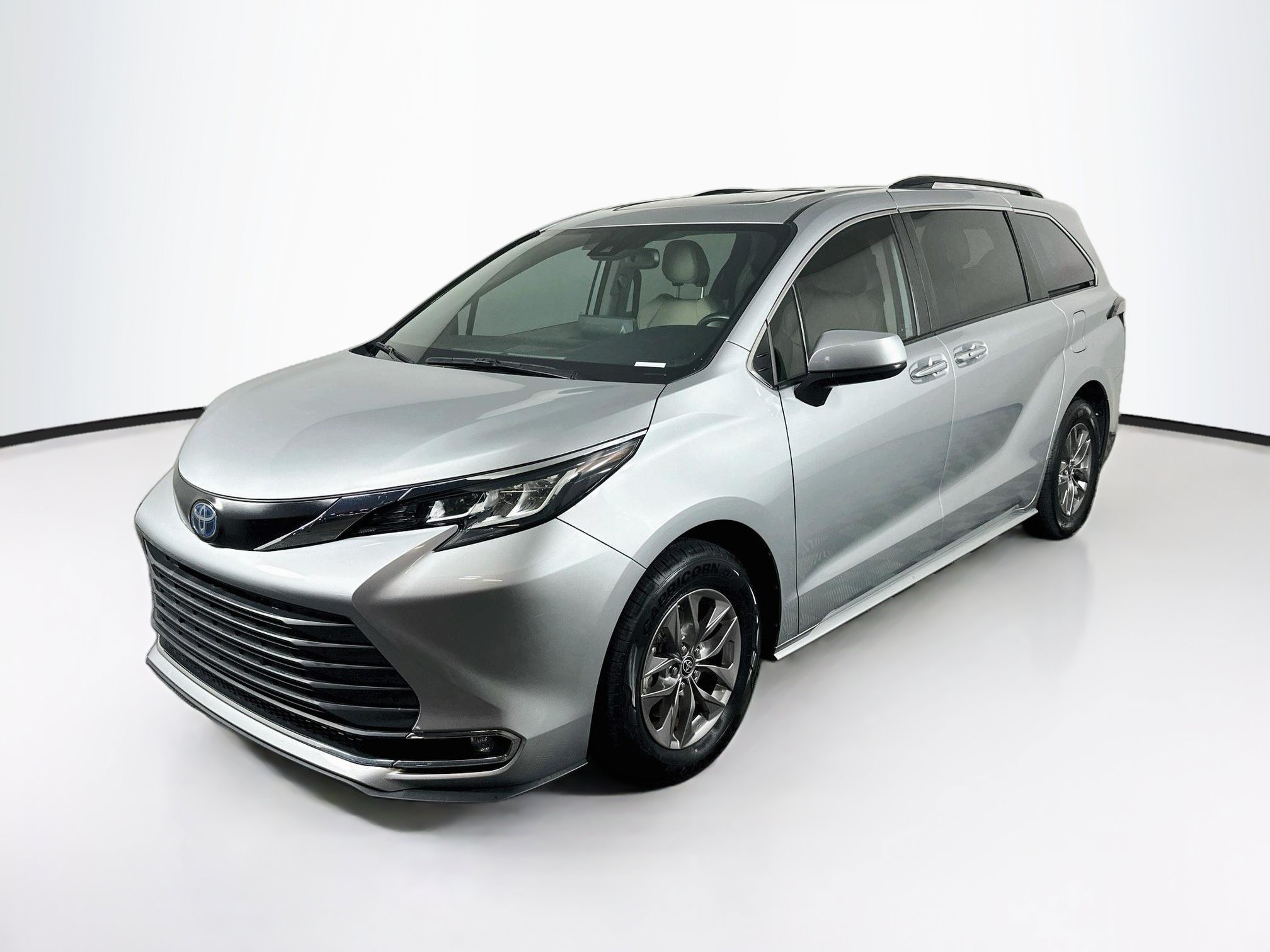 Used 2023 Toyota Sienna XLE FWD image 3