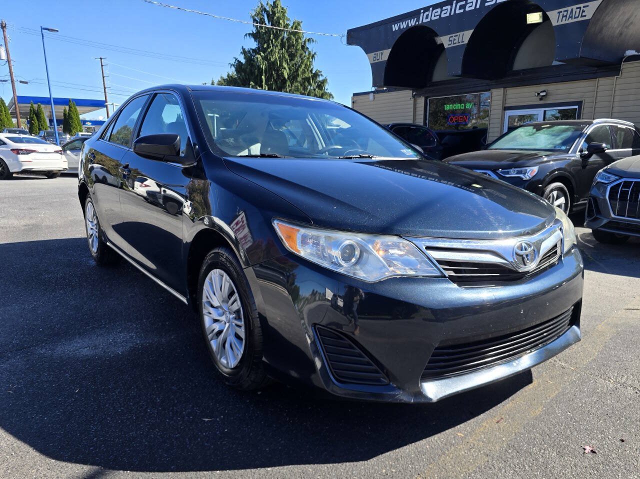 Used 2013 Toyota Camry LE FWD image 1