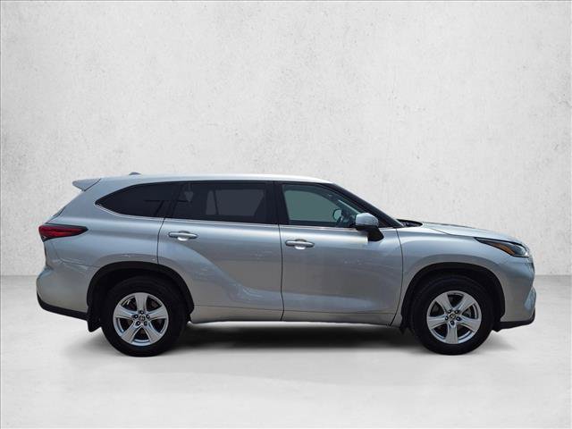 Used 2021 Toyota Highlander LE AWD/4WD image 4