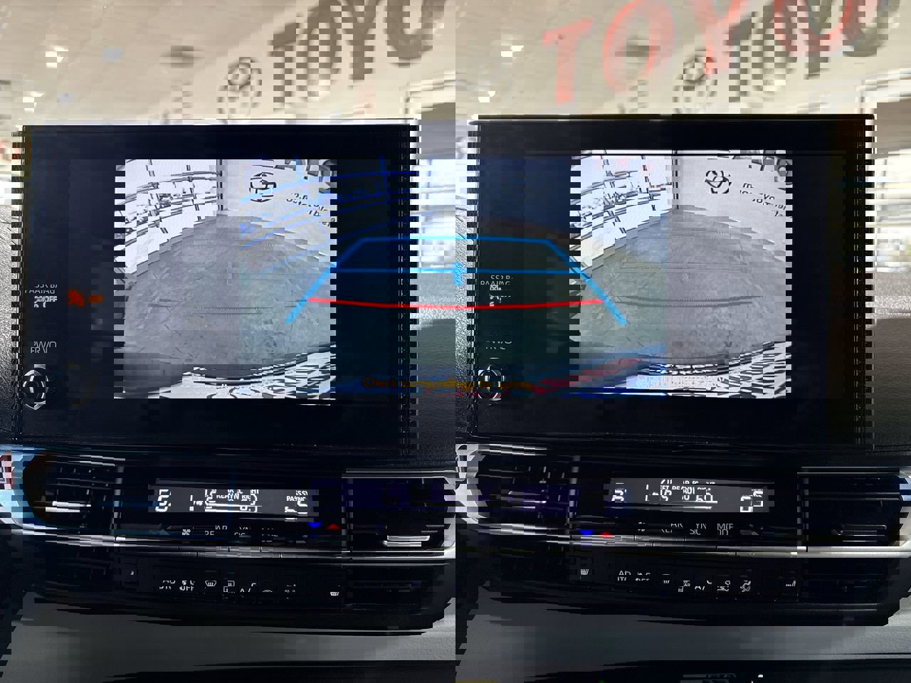 Certified 2025 Toyota Sienna XLE image 18