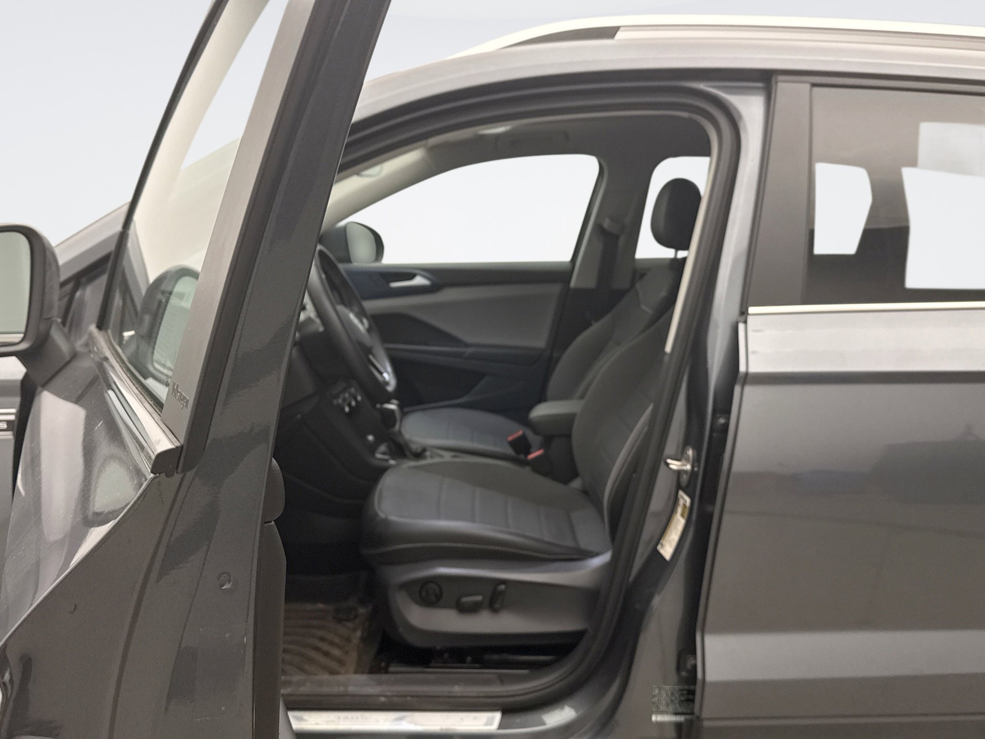 Used 2023 Volkswagen Taos SE w/ Panoramic Sunroof Package image 8