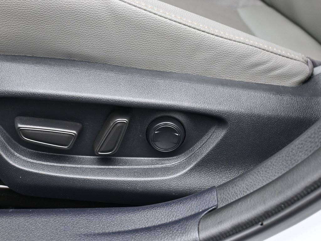 Used 2025 Toyota Camry SE w/ Convenience Package image 11