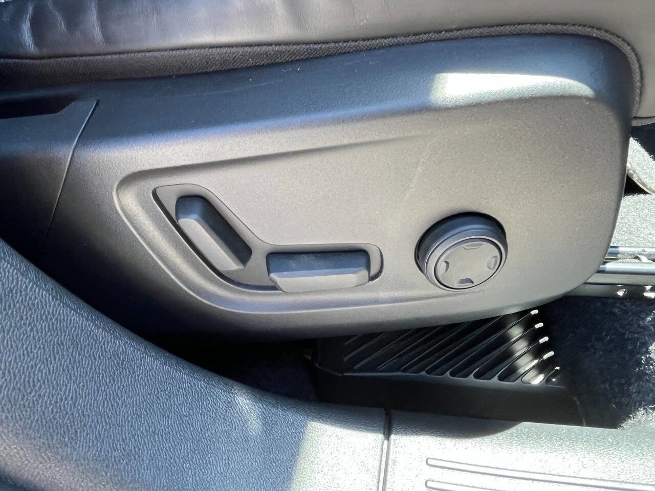 Used 2022 Volvo XC40 T5 R-Design w/ Advanced Package image 13