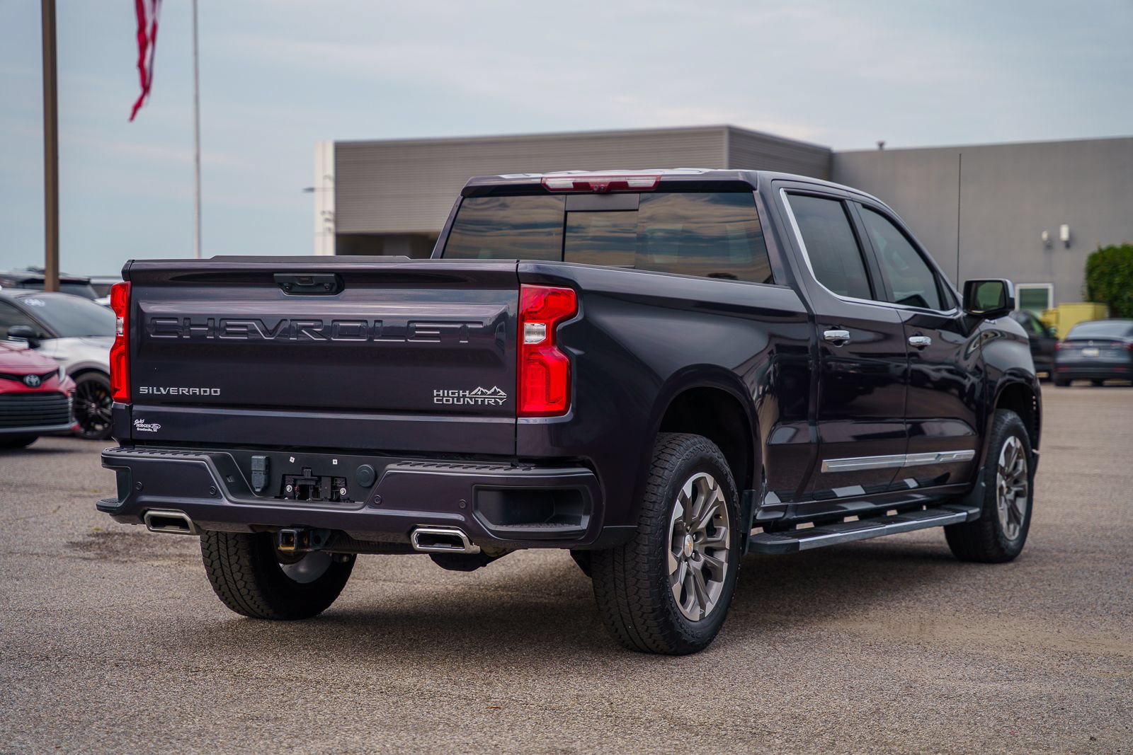 Used 2024 Chevrolet Silverado 1500 High Country w/ Technology Package AWD/4WD image 9