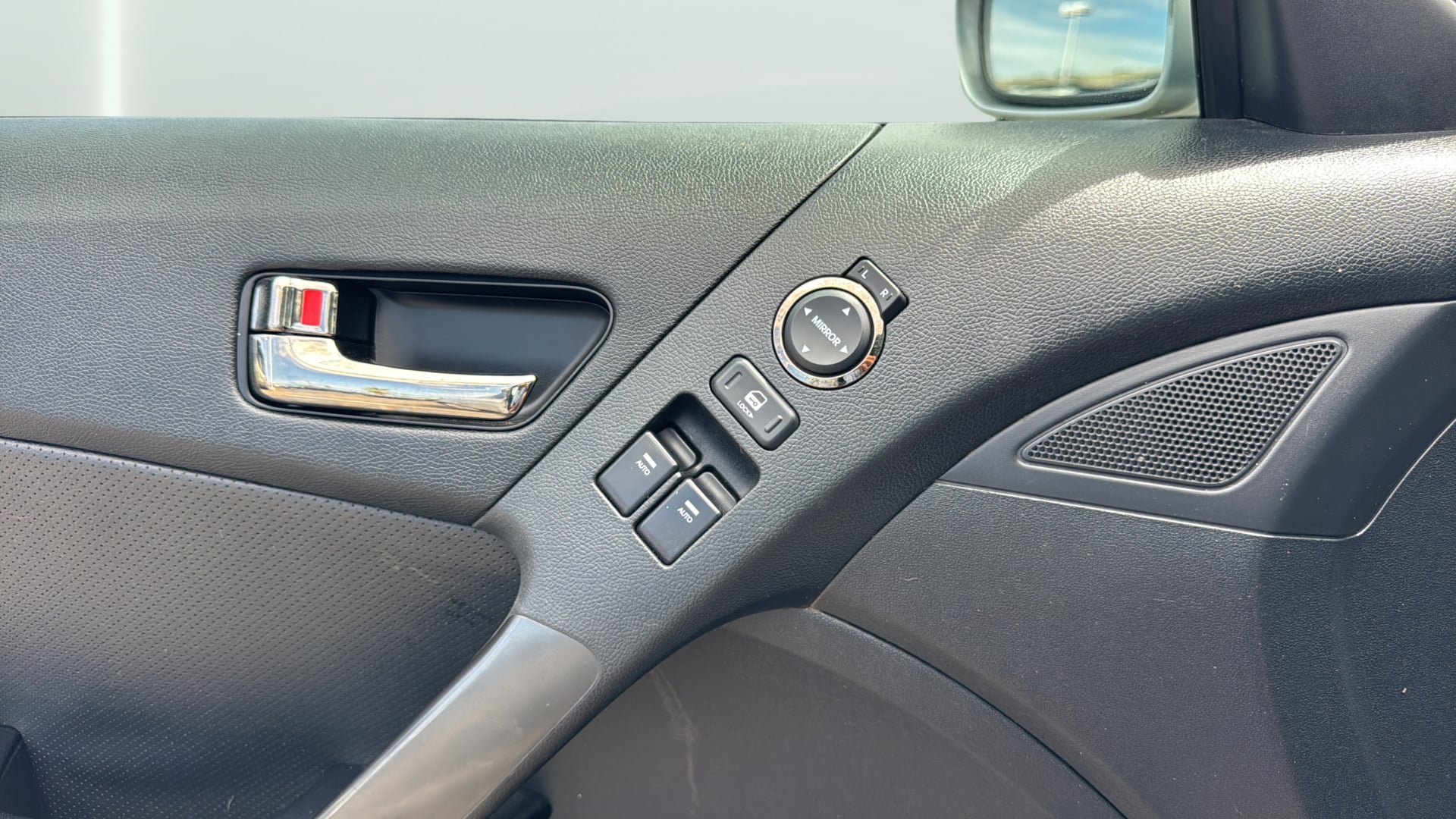 Used 2011 Hyundai Genesis 3.8 RWD image 19