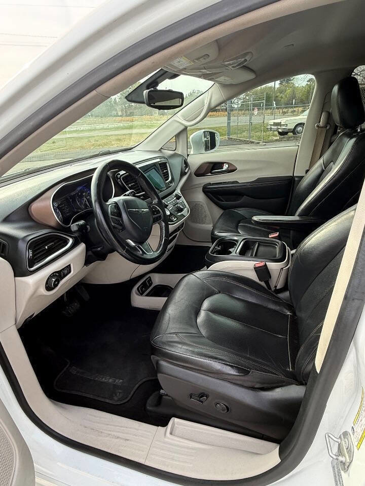 Used 2017 Chrysler Pacifica Touring-L image 9