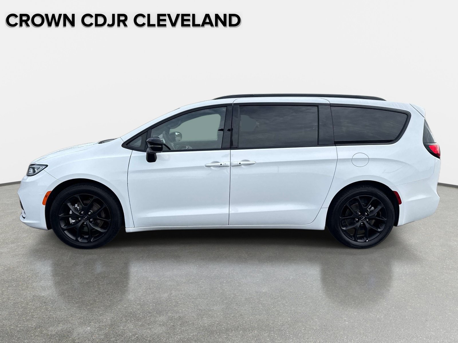 Used 2025 Chrysler Pacifica Limited FWD image 8
