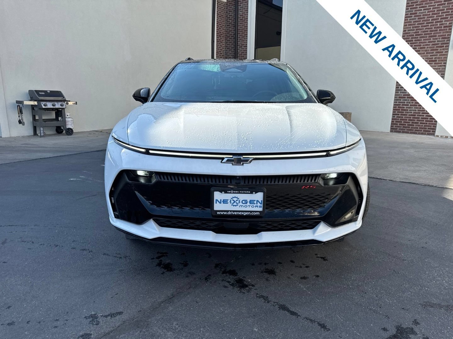 Used 2024 Chevrolet Equinox EV RS FWD image 2