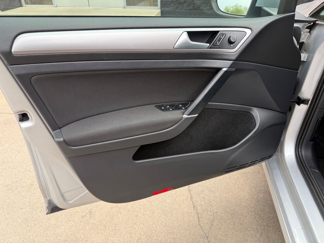 Used 2015 Volkswagen e-Golf Limited Edition FWD image 28