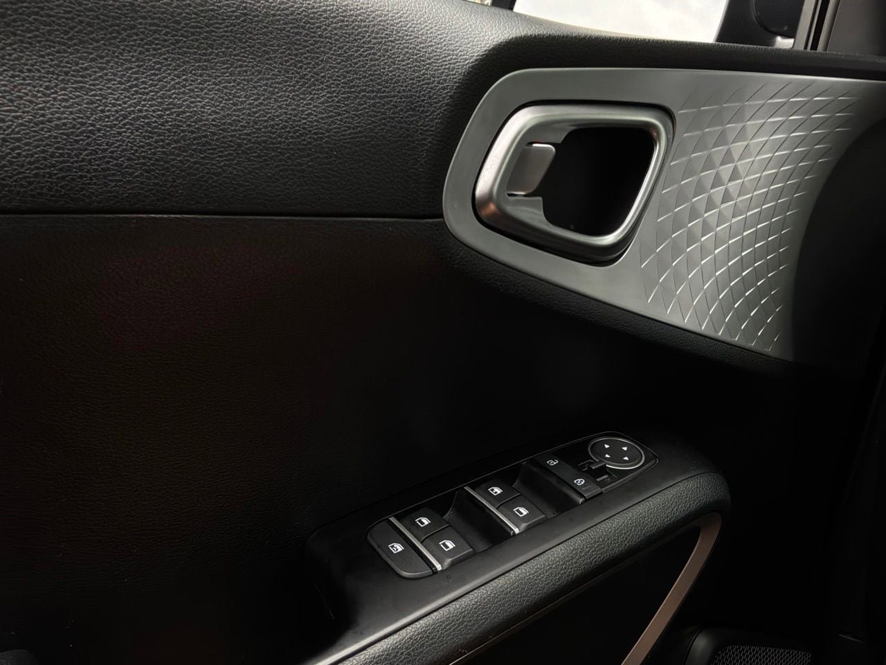 Used 2025 Kia Soul LX w/ LX Technology Package FWD image 19