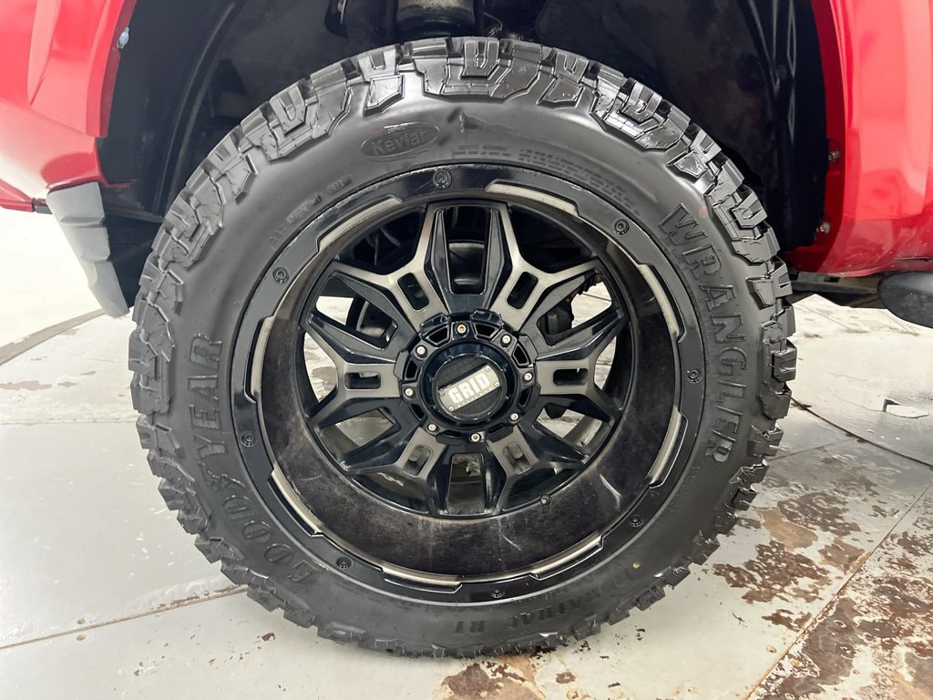 Used 2017 Toyota Tacoma TRD Sport AWD/4WD image 28