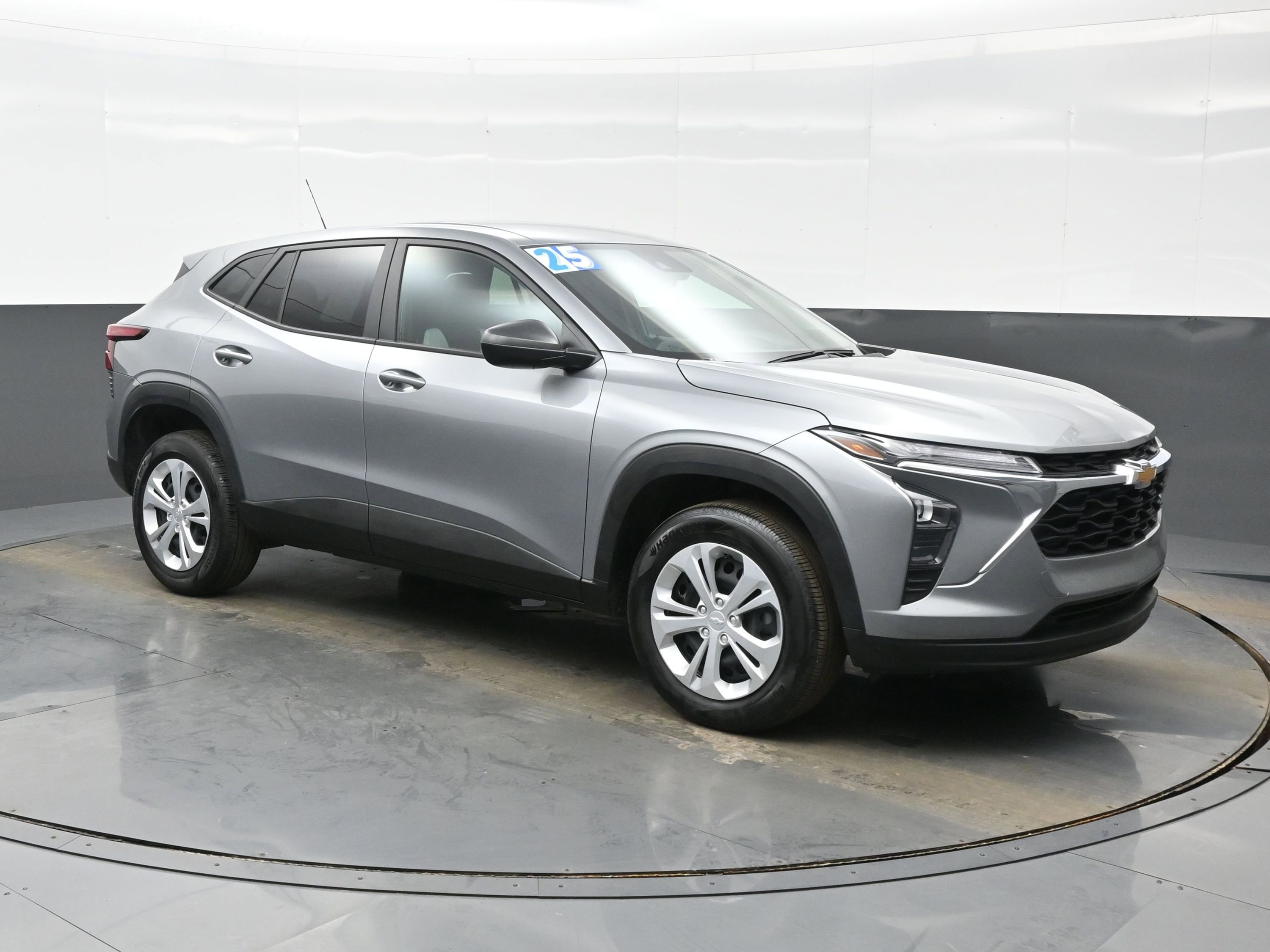 Used 2025 Chevrolet Trax LS w/ Driver Confidence Package image 8