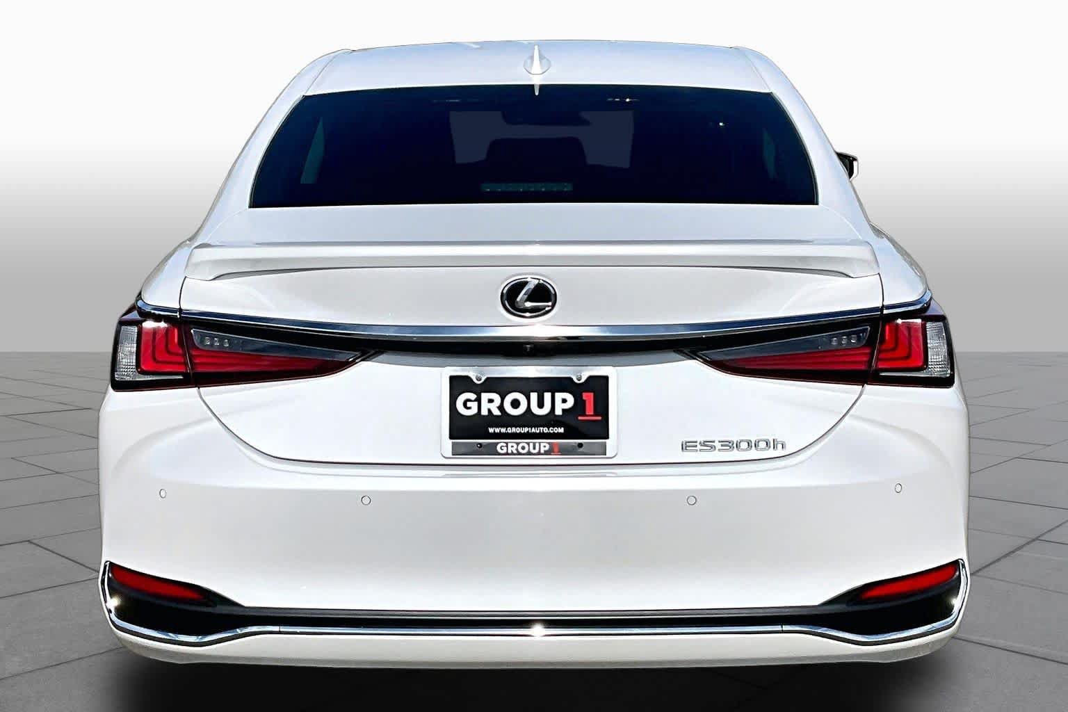 Used 2024 Lexus ES 300h w/ Luxury Package FWD image 4