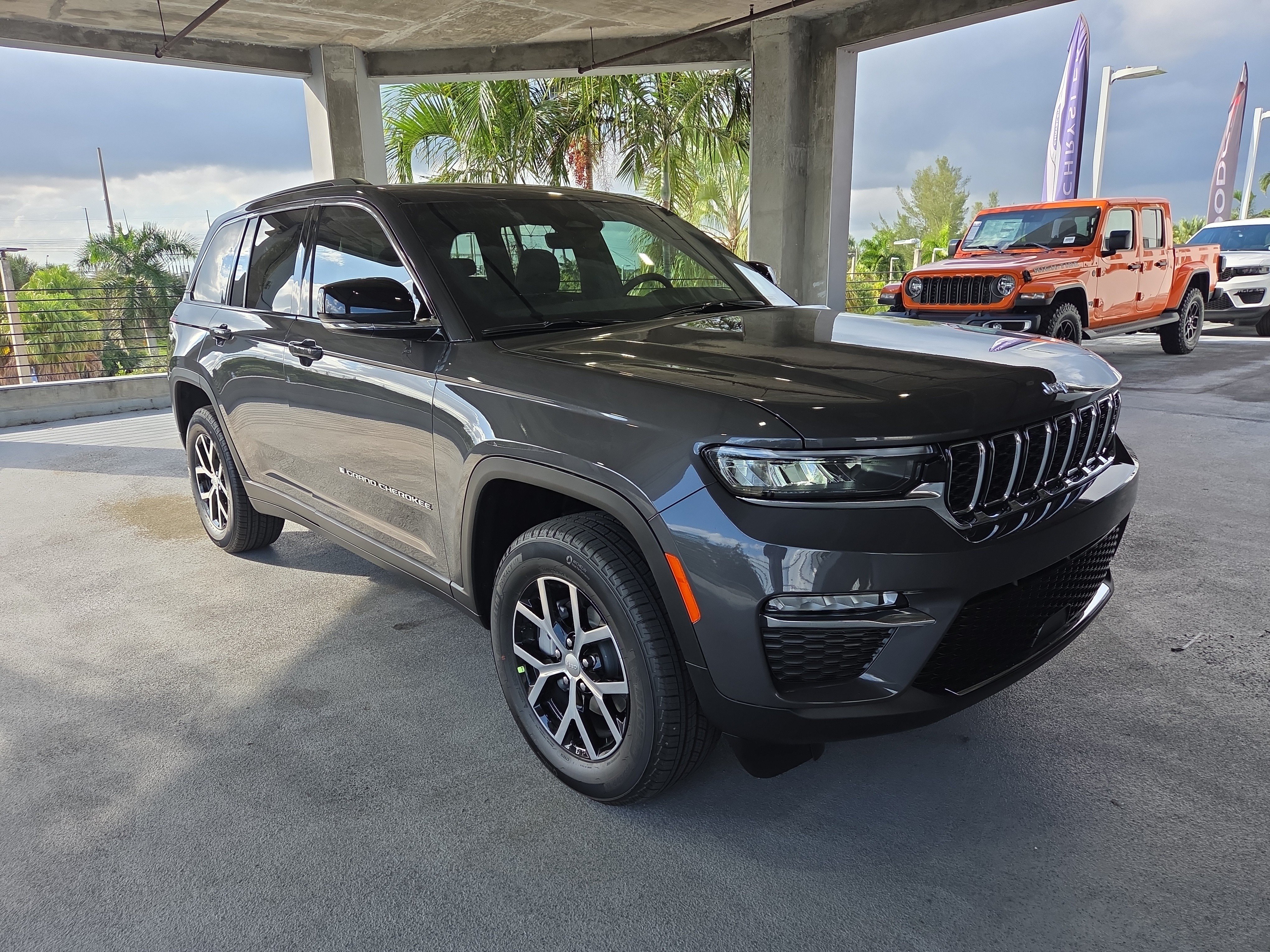 New 2025 Jeep Grand Cherokee Limited w/ Trailer Tow Package AWD/4WD image 2