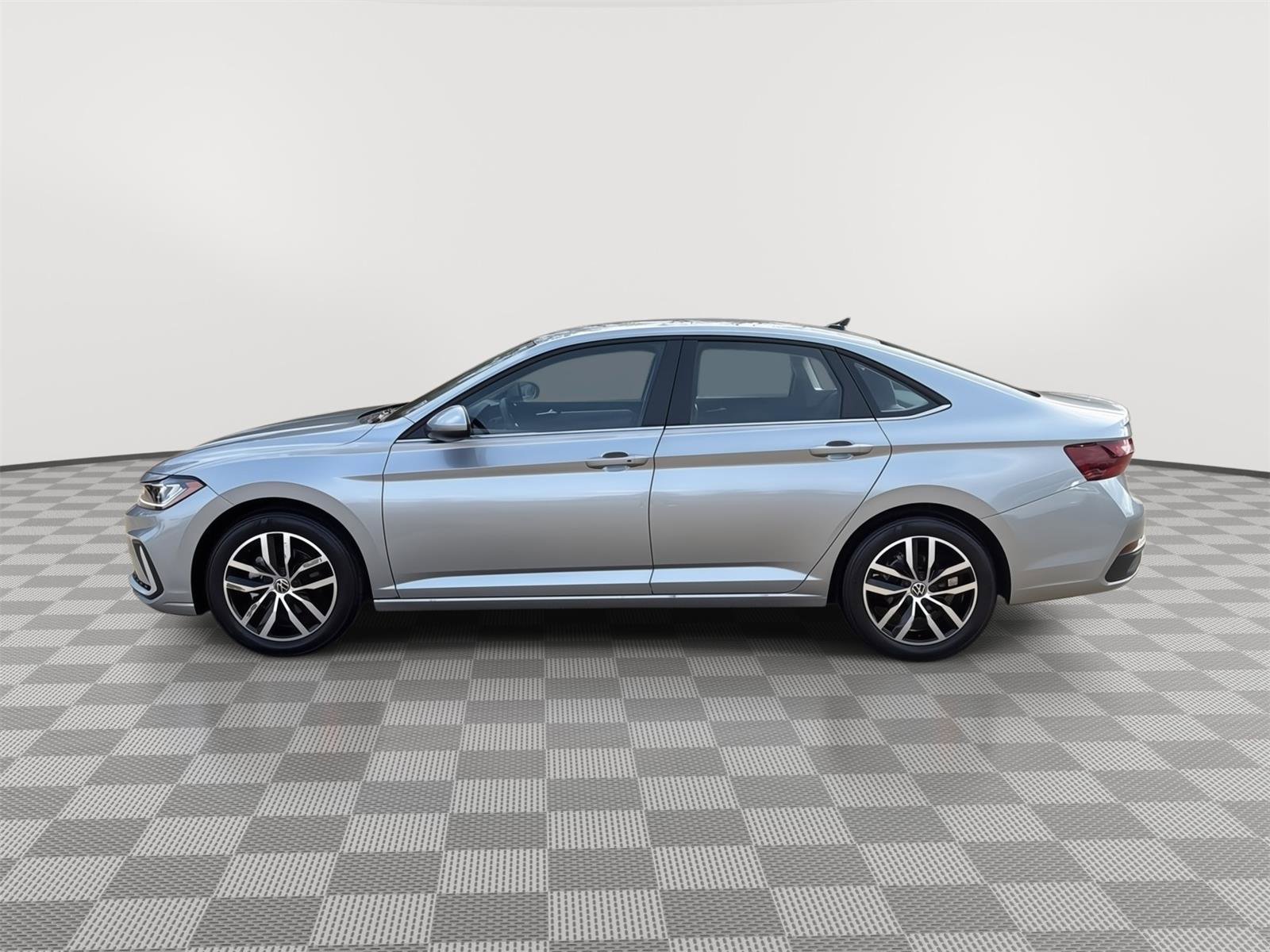 Certified 2025 Volkswagen Jetta SE image 2