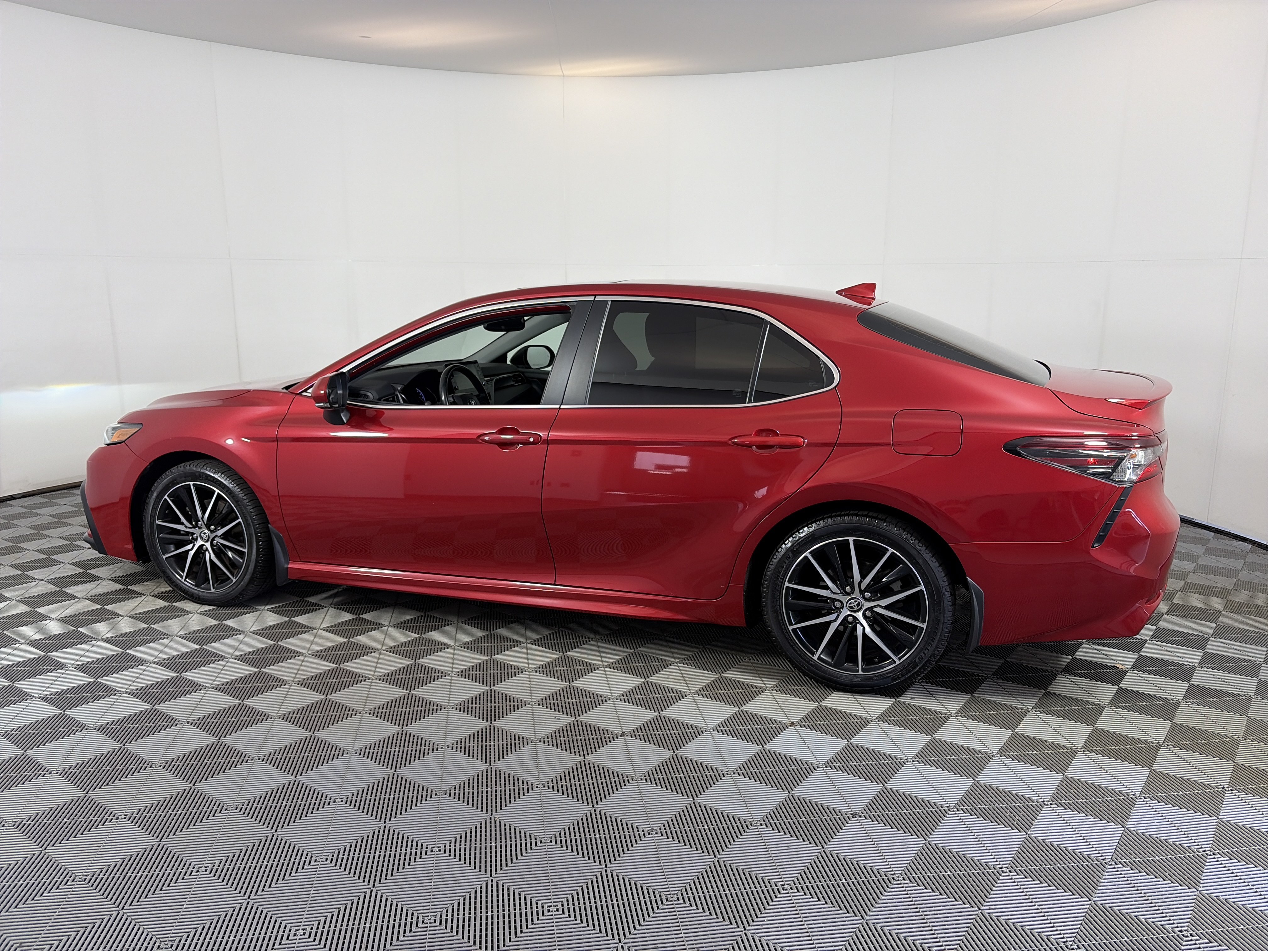 Used 2021 Toyota Camry SE FWD image 8