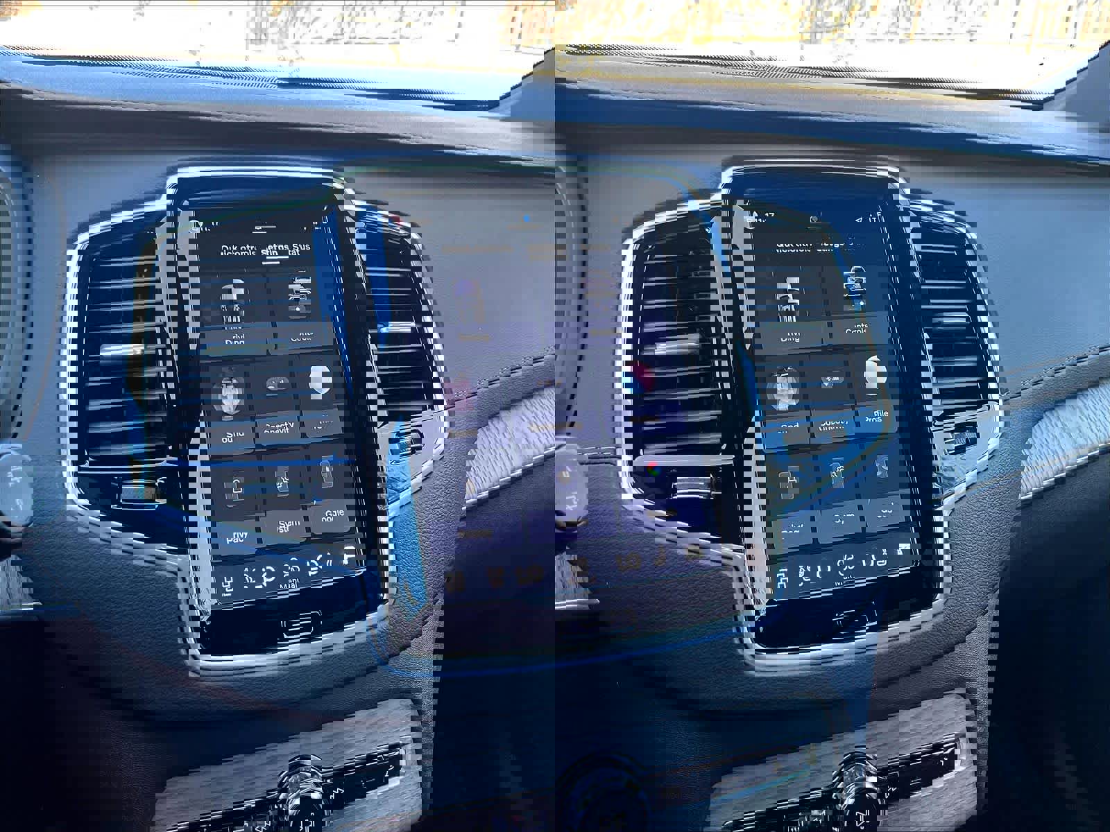 Used 2024 Volvo XC90 T8 Ultimate w/ Protection Package Premier image 39