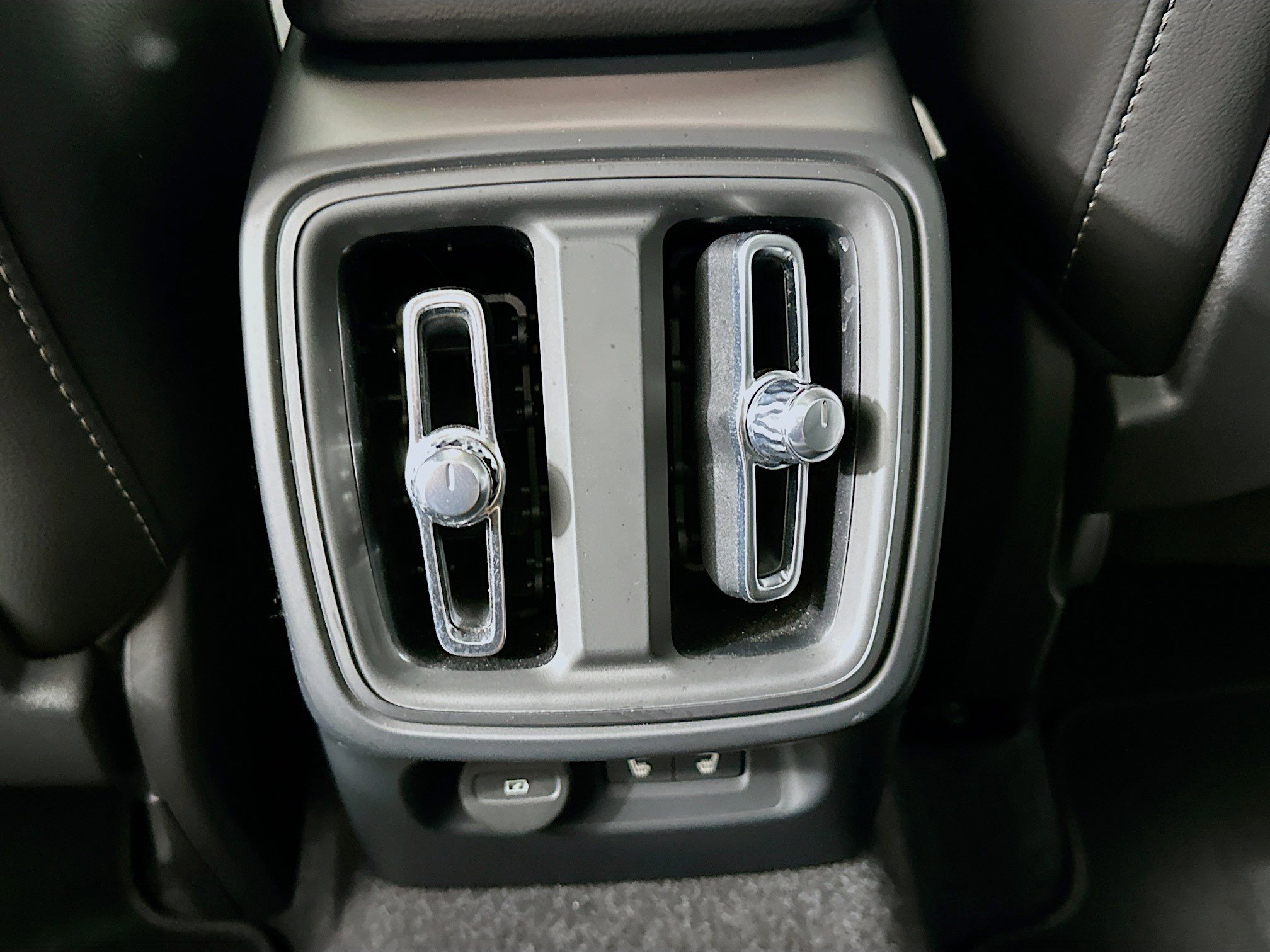 Used 2025 Volvo XC40 B5 Plus image 28