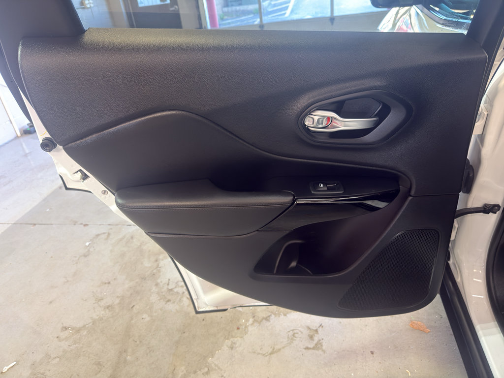 Used 2020 Jeep Cherokee Latitude Plus AWD/4WD image 30