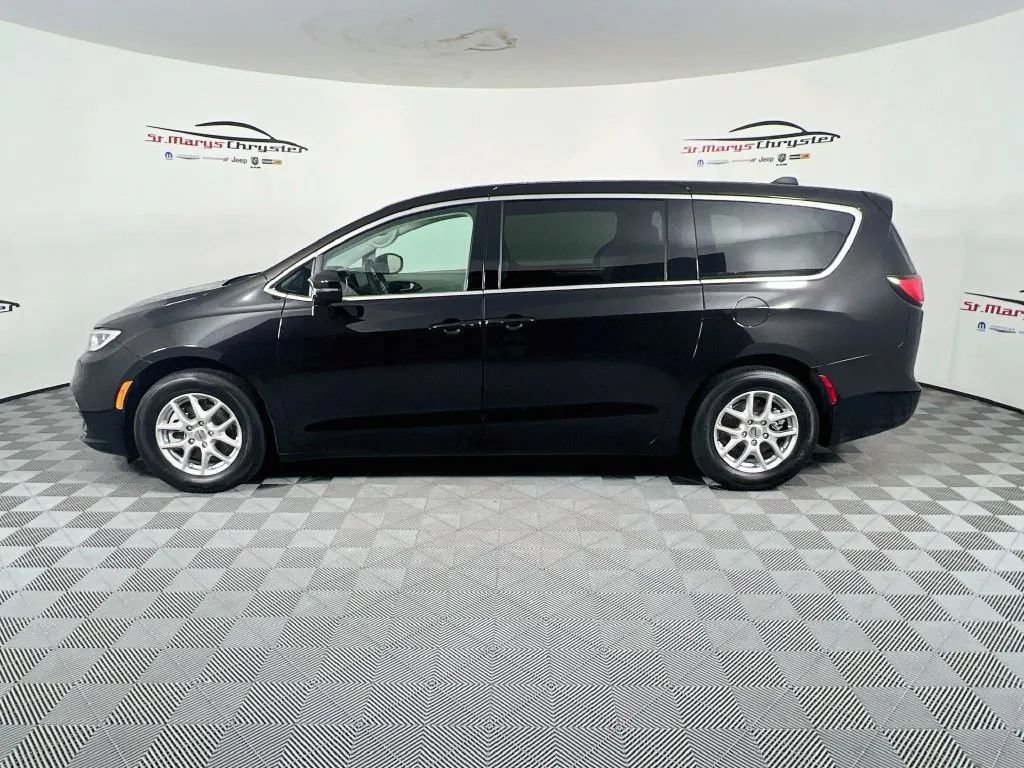 Used 2024 Chrysler Pacifica Touring-L FWD image 5