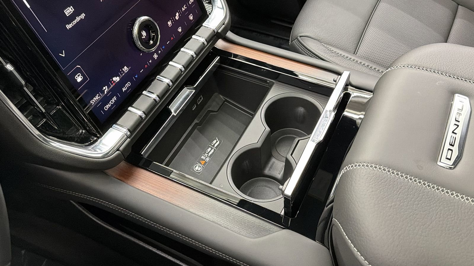 Used 2026 GMC Yukon Denali w/ Sun & Power Step Package AWD/4WD image 21