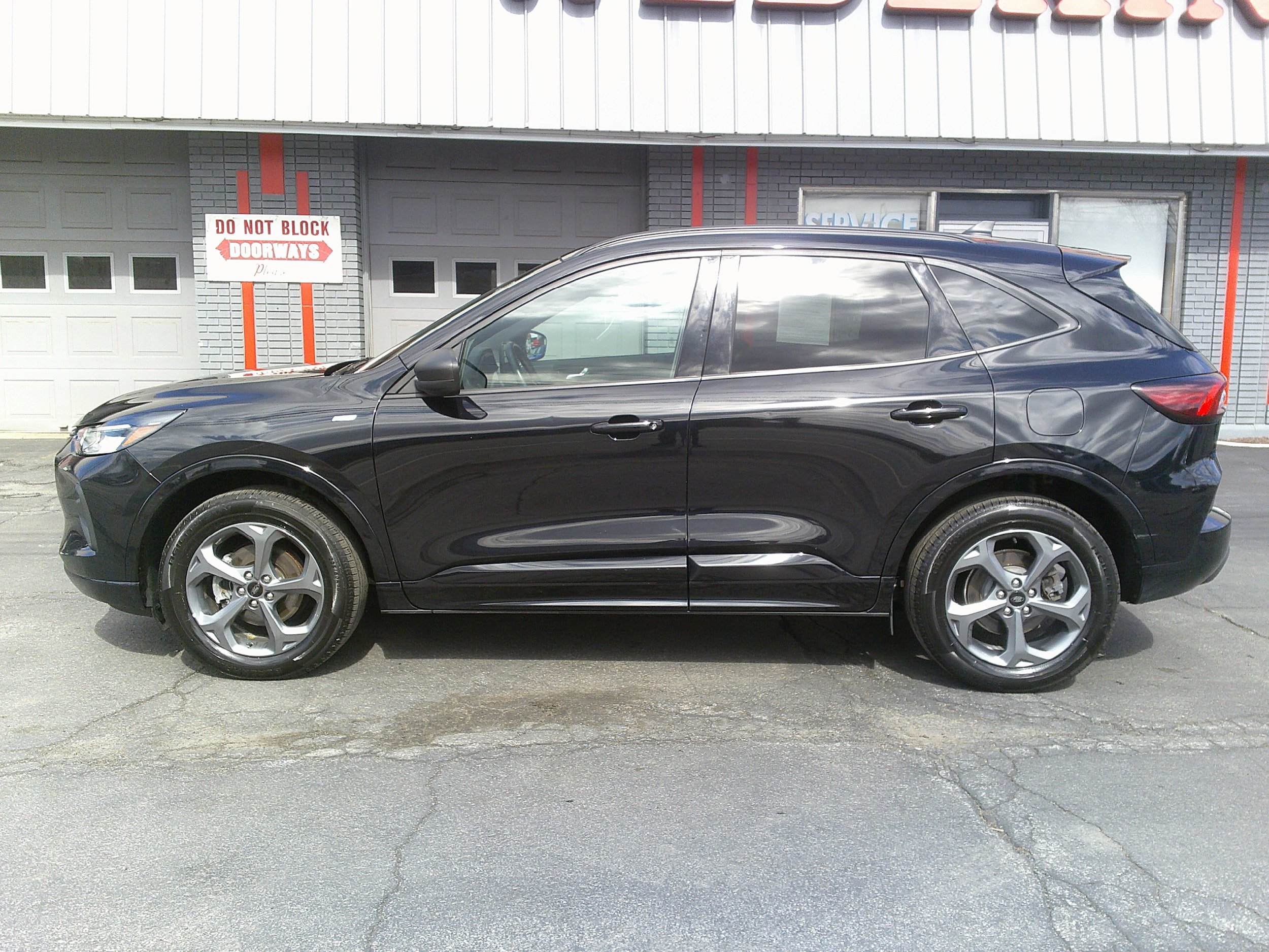 Used 2024 Ford Escape ST-Line image 2