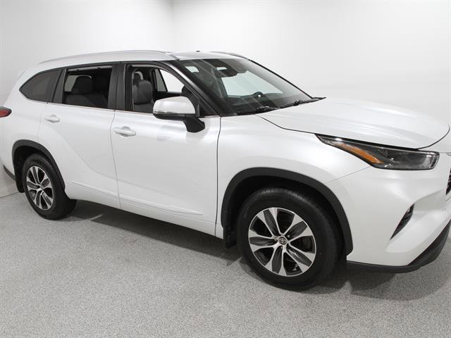 Used 2023 Toyota Highlander XLE image 1