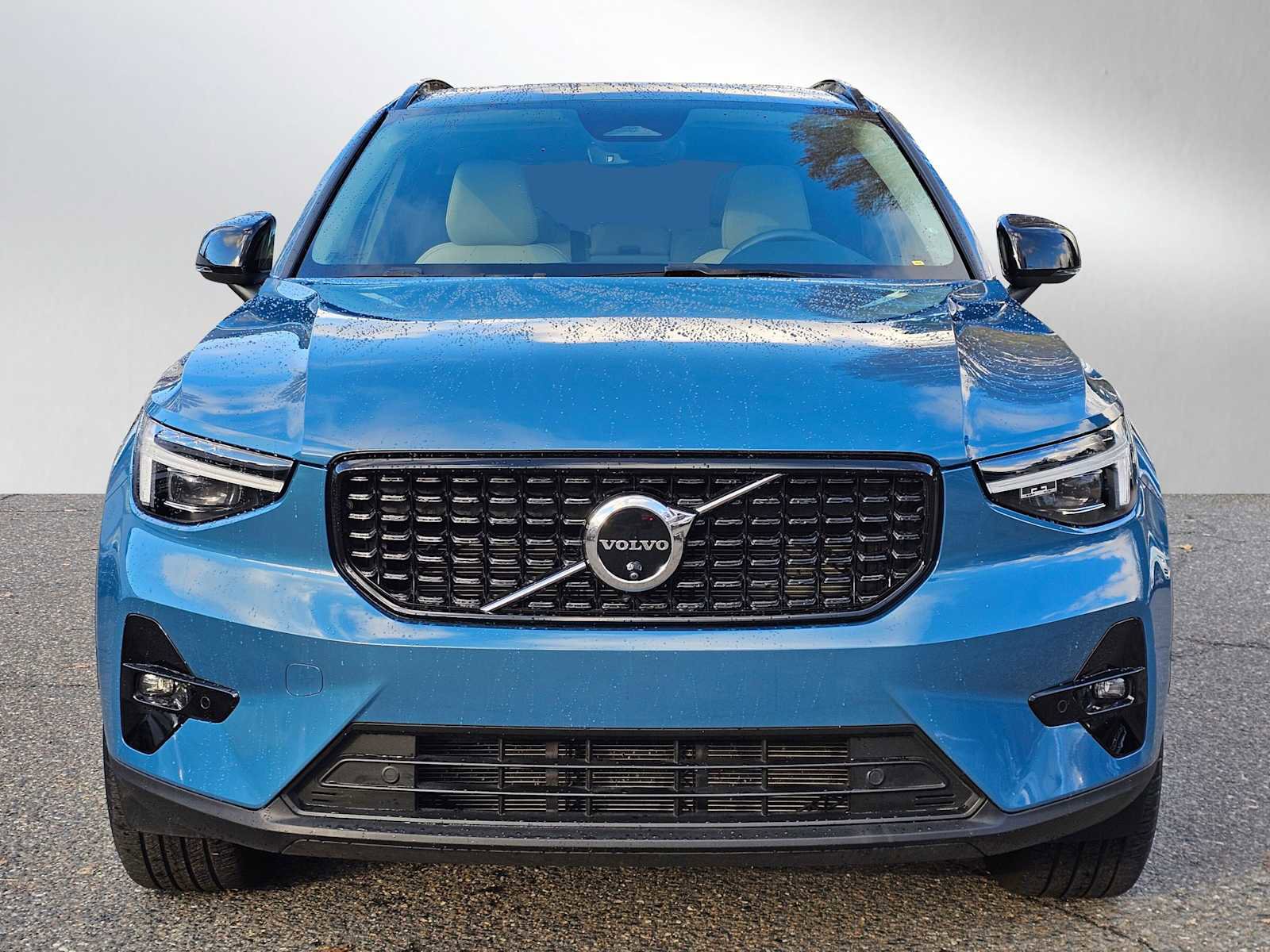 Certified 2024 Volvo XC40 B5 Plus w/ Protection Package Premier image 2